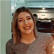 Studentessa di economia impartisce lezioni di matematica per bambini delle scuole elementari e medie