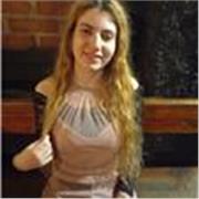 Ragazza universitaria impartisce ripetizioni d'inglese per alunni di scuola media