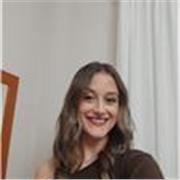 Profesora de alemán e inglés imparte clases a niños de primaria y secundaria