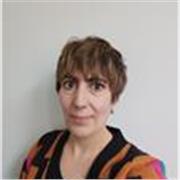 Profesora titulada con Licenciatura en Filologia Inglesa y con 20 años de experiencia en España y Reino Unido. 
Nivel nativo