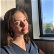 Profesora de inglés imparte clases a niños entre 1-13 años