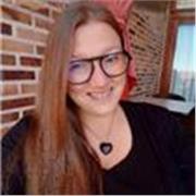 Profesora titulada de inglés con más de 7 años de experiencia.