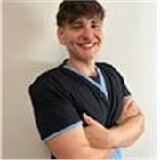 Profesional de Enfermería da clases a personas de todas las edades