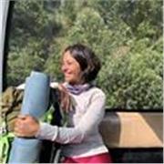 Doy clases de Yoga quietud, me baso en el Hatha y en el Yin yoga. Mis clases se adaptan al estudiante, son para todas las edades.