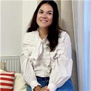 Diplomée d'un Master en Economie et stratégie marketing - Spécialisée Eco, Anglais, Marketing, Com