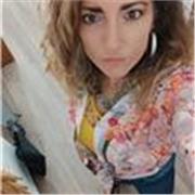 Laureata in Storia dell'arte impartisce lezioni per questa disciplina e per altre materie umanistiche quali: italiano/storia e geografia per le scuole medie e storia dell'arte, letteratura, storia e geografia al liceo. Inoltre, essendo diplomata al liceo 