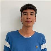 profesor de química ofrece enseñar y explicar distintas dudas del estudiante