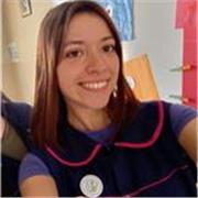 Estudiante de nivel inicial avanzada en música da clases a niños