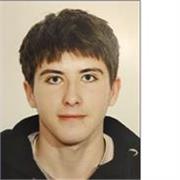 Joven estudiante universitario en materia de derecho apto para enseñar cualquier conocimiento escolar primario. 