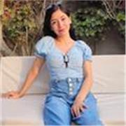 Soy Melany Cielo, profesora apasionada por el marketing, la comunicación y el crecimiento personal. Brindo clases online dinámicas