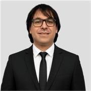profesor de español que imparte clases a niños de todas las edades