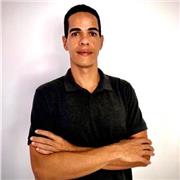 Professor de inglês ensina a pessoas a partir dos 14 anos de idade