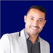 profesor de ingles imparte clases a niños de todas las edades