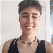 Professeur bilingue en anglais et en français, avec trois ans d'expérience dans ce domaine.