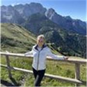 Studentessa di medicina in inglese che da ripetizioni di materie scientifiche