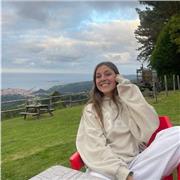 Profesora de francés apta para todas las edades.