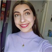 Estudiante universitaria da clases de refuerzo de inglés a niños de 3 a 18 años
