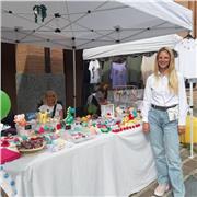 Sono insegnante di uncinetto, autodidatta, specializzata in amigurumi. In poche lezioni impareremo i punti base