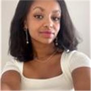 Chica joven imparte clases de inglés para niños y adolescentes