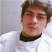 Profesor de arte imparte clase a personas de todas las edades