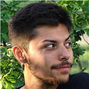 Profesor de inglés dicta clases a niños de todas las edades