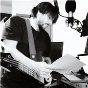 Insegno teoria musicale moderna pop-rock-blues, tecnica per pianoforte sintetizzatori, basso, voce, composizione e arrangiamento di brani musicali anche a band