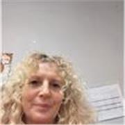 Enseignante en primaire donne cours de soutien et d'aide aux devoirs du CP à la 4ième