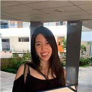 Profesora de marketing imparte clases a estudiantes universitarios o emprendedores