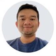 profesor con formación en educación musical y experiencia en academias y colegios