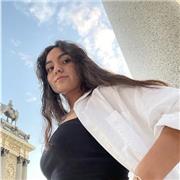 Profesora de inglés imparte clases a niños de todas las edades