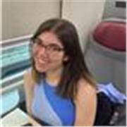 Studentessa magistrale di biologia impartisce lezioni di biologia e matematica a studenti delle medie e del liceo