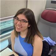 Studentessa magistrale di biologia impartisce lezioni di biologia e matematica a studenti delle medie e del liceo