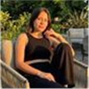 Profesora de español imparte clases a niños de todas las edades