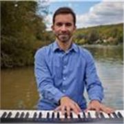 Professeur de piano et pianiste-compositeur donne cours de piano à domicile à Paris – adultes débutants et confirmés