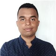 Ingeniero Civil imparte clases de matemáticas y física a niños de secundaria