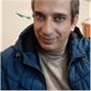 Insegnante di storia impartisce lezioni a studenti di scuola media e superiori