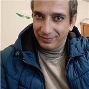 Insegnante di storia impartisce lezioni a studenti di scuola media e superiori