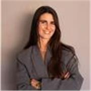 Soy una profesional de 28 años dedicada al sector turístico, actualmente trabajando en una agencia de viajes. Estudié Turismo y te