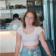 Sono una studentessa all'ultimo anno del Liceo Linguistico. Insegno inglese a bambini e ragazzi di ogni età