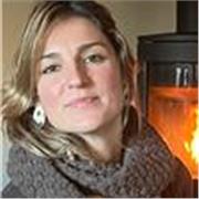 Profesora de apoyo para dar clases online a niños y niñas en etapa educativa Primaria