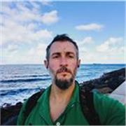 Maestro de inglés con experiencia docente en el extranjero.