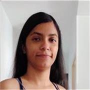 Profesora de lenguas extranjeras enfocada en la comunicación oral