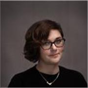 Deutsch-Tutorin, die Mittel- und Oberstufenschüler*innen unterrichtet