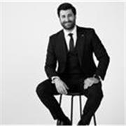 Nachhilfe-Lehrer, der kindgerecht und motivierend Nachhilfe gibt.