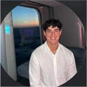 Un joven con una amplia gama de conocimientos en ciencia y números que desea dar clases a alumnos de primaria, ESO 