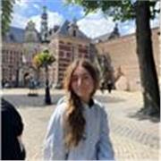 Chica responsable estudiando pedagogía y que cuenta con el B1 y experiencia con niños