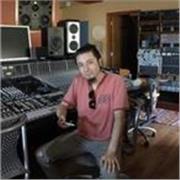 Ingeniero Civil Acústico, con muchos años de experiencia dando clases de matemática y física en distintos niveles.