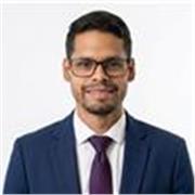 Profesor de apoyo escolar, preparado para dar clases a niños y jóvenes