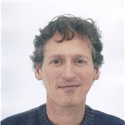 Profesor de alemán e inglés imparte clases a adultos