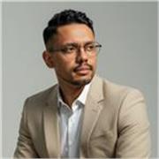 Profesional con habilidades de formación especializado en marketing online y flexibilidad. 